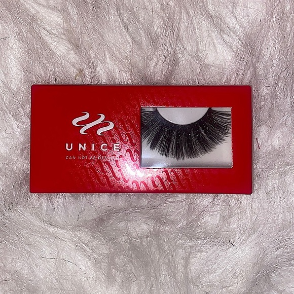 Long False Eyelashes - Picture 1 of 3